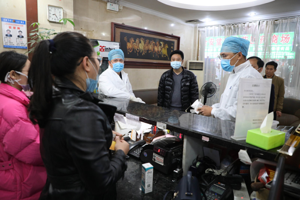 2.7羅局在陽春雅苑商務旅社指導市人民醫(yī)院進行房間消毒、連接電腦等準備接入工作_副本.jpg
