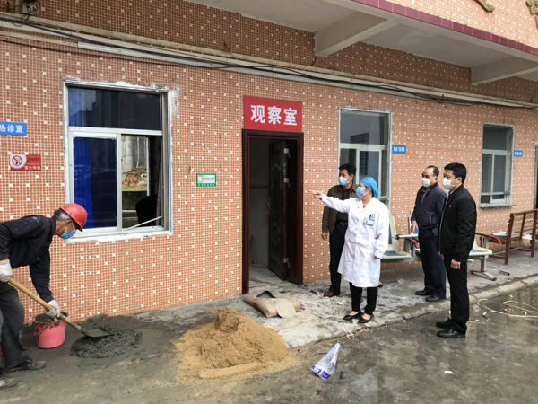 羅承恒副局長在松柏衛(wèi)生院指導發(fā)熱門診的設置_副本.jpg