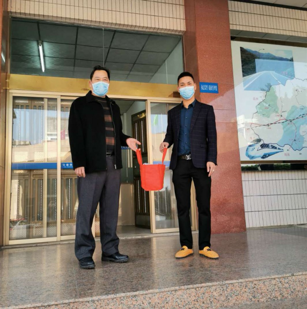 捐贈口罩現(xiàn)場圖.jpg