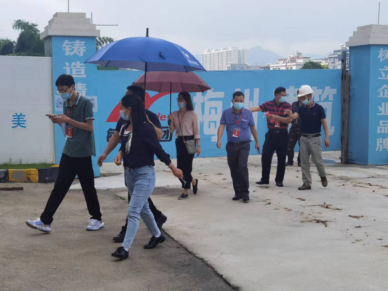 圖為我局聯(lián)合其他部門到敏捷金玥灣項(xiàng)目進(jìn)行創(chuàng)文檢查.jpg