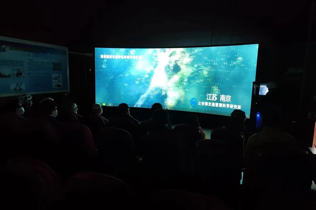 DƬ