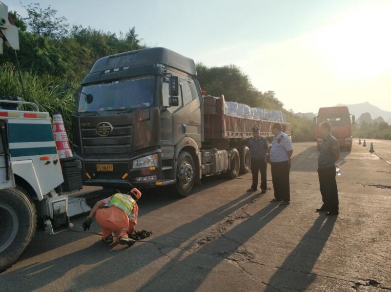 為市交通、公安交警部門聯(lián)合整治國道G325線潭水路段“百噸王”貨車(圖1).jpg
