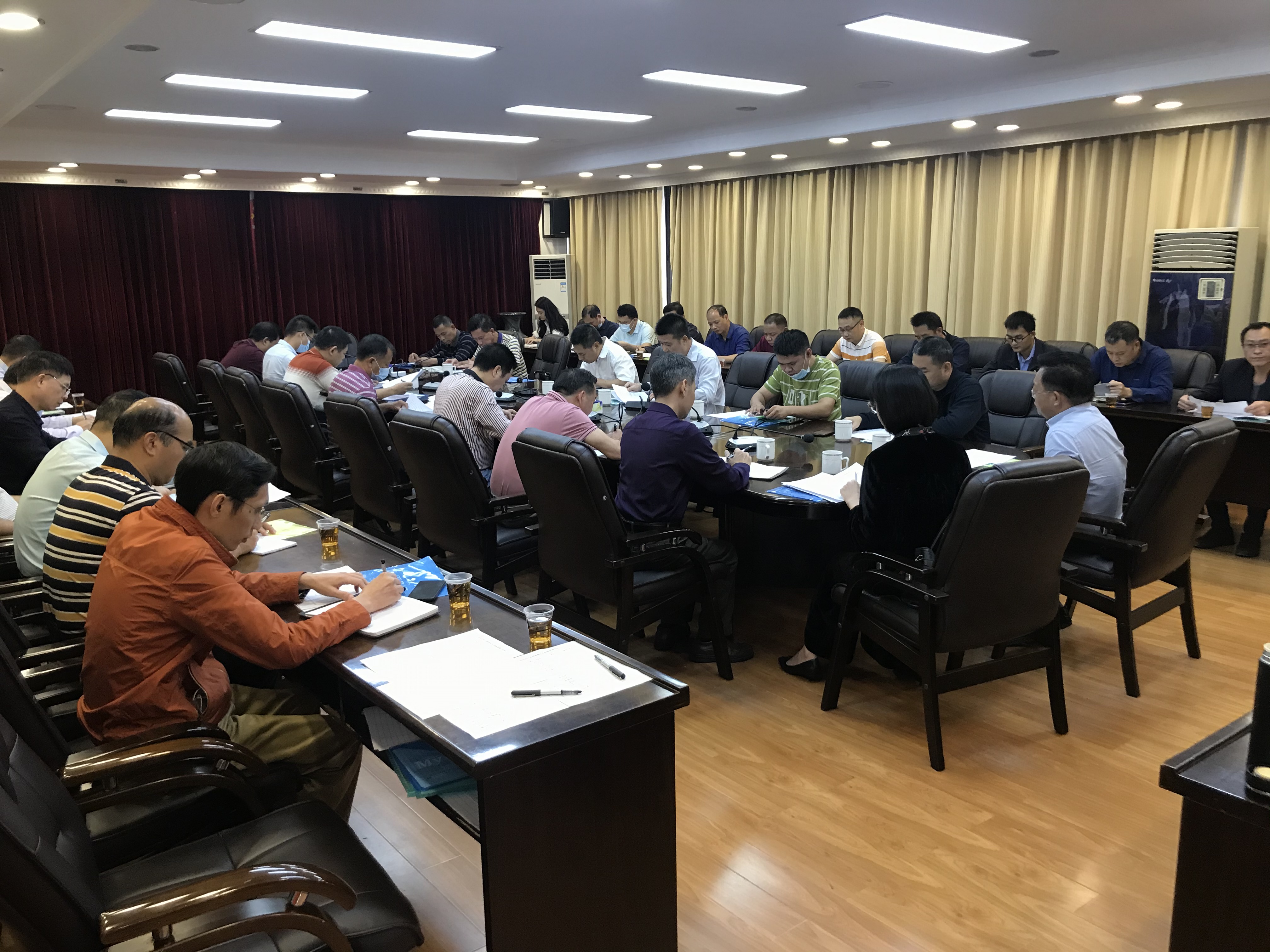2020年11月25日，李孟卓局長(zhǎng)在市政府二樓會(huì)議室主持召開(kāi)全市應(yīng)急預(yù)案編制修訂工作推進(jìn)會(huì)及市天然氣泄漏事故應(yīng)急演練協(xié)調(diào)會(huì)2.JPG