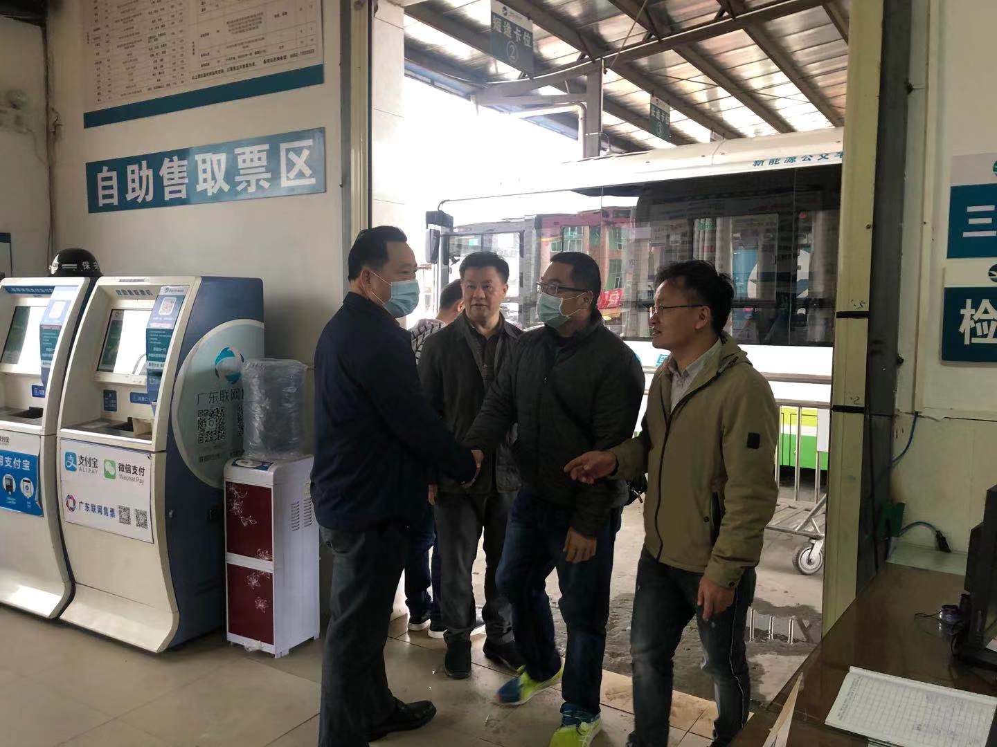 圖為市交通運(yùn)輸局張錦勇局長(zhǎng)（左一）到春灣客運(yùn)站督促指導(dǎo)疫情防控工作.jpg