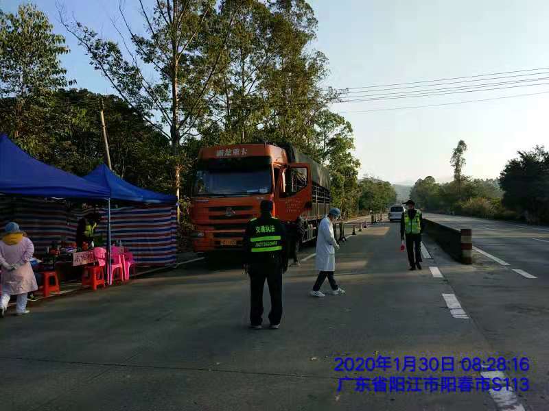 圖為交通行政執(zhí)法人員在春灣鎮(zhèn)入市通道協(xié)助醫(yī)務(wù)人員排查過往車輛.jpg