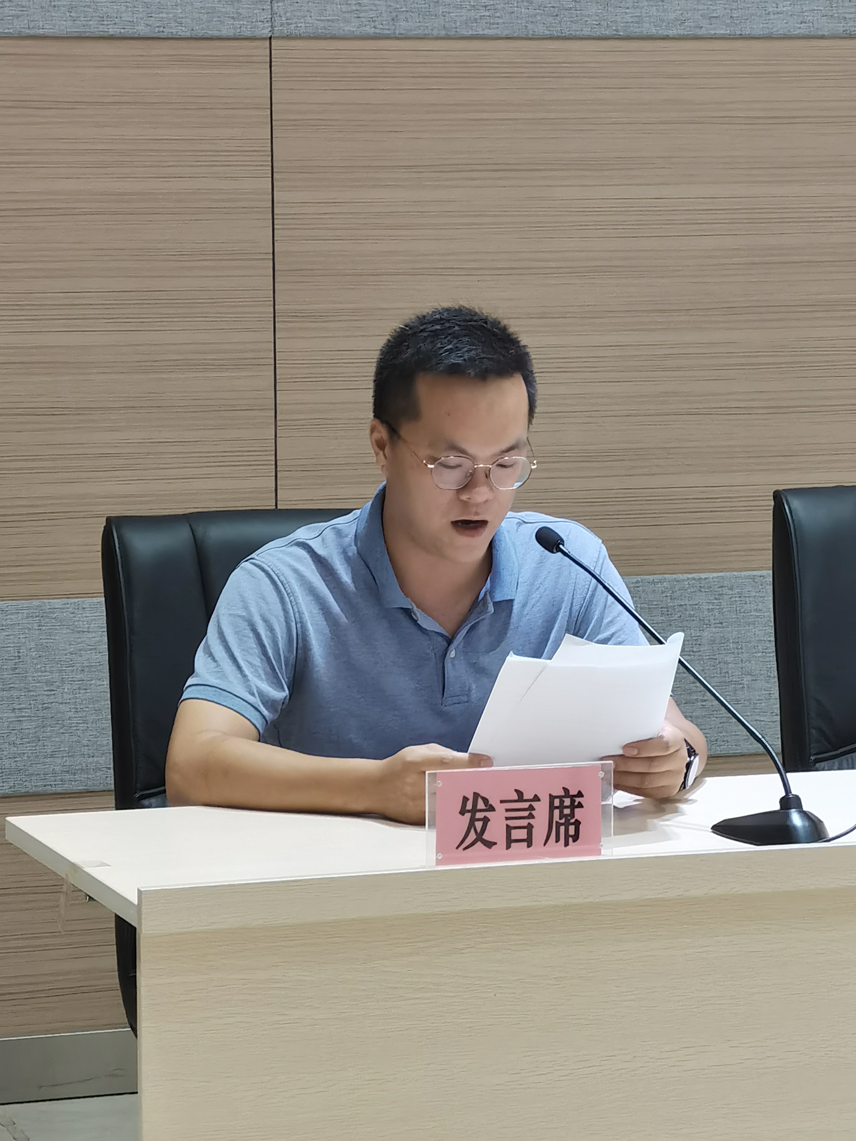 5月26日參加全市“十個有”行政村（社區(qū)）推進會6.jpg
