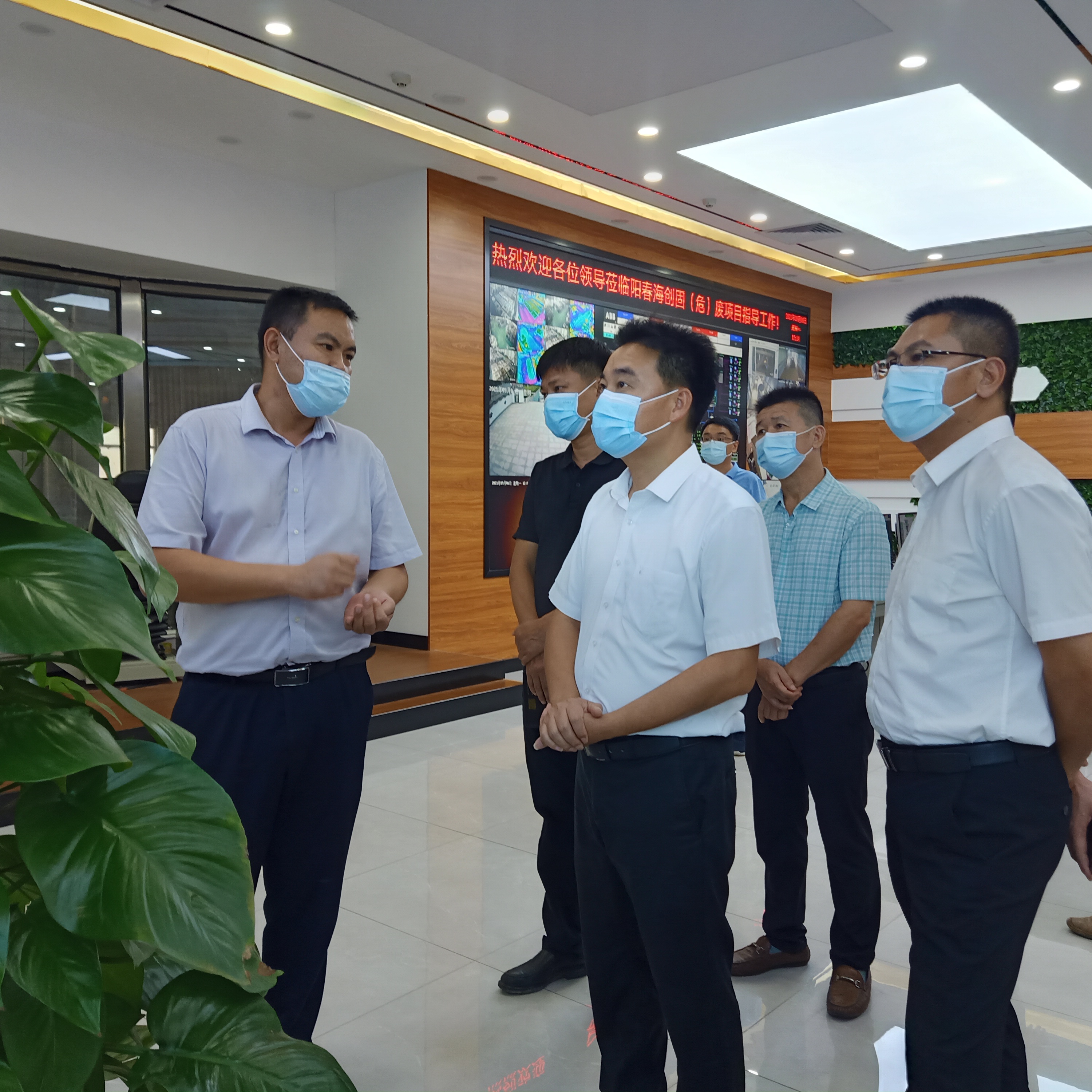 圖為周開取常務副市長實地觀看海創(chuàng)公司工業(yè)廢物處置流程.jpg